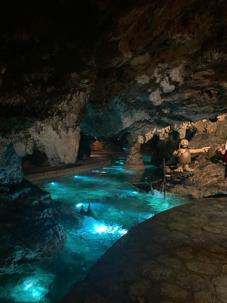 Foto de Xyan: https://www.pexels.com/es-es/foto/encantadora-cueva-subterranea-con-agua-iluminada-29057757/
