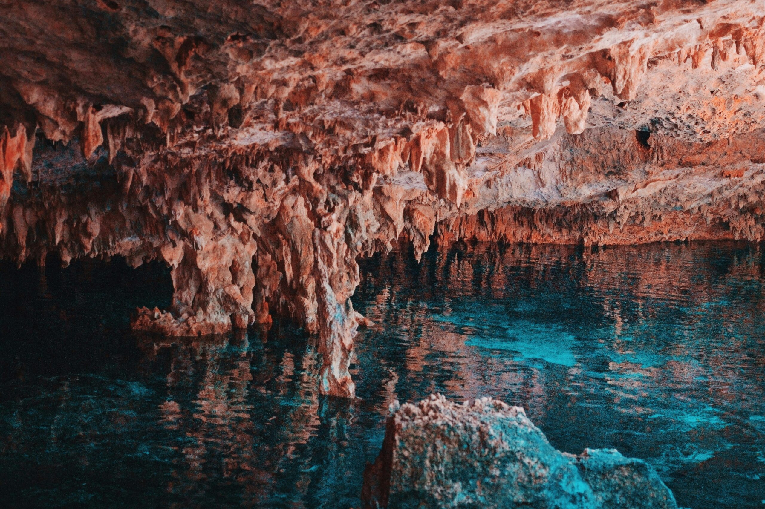 Foto de Viviana Camacho: https://www.pexels.com/es-es/foto/agua-bajo-cueva-2432208/