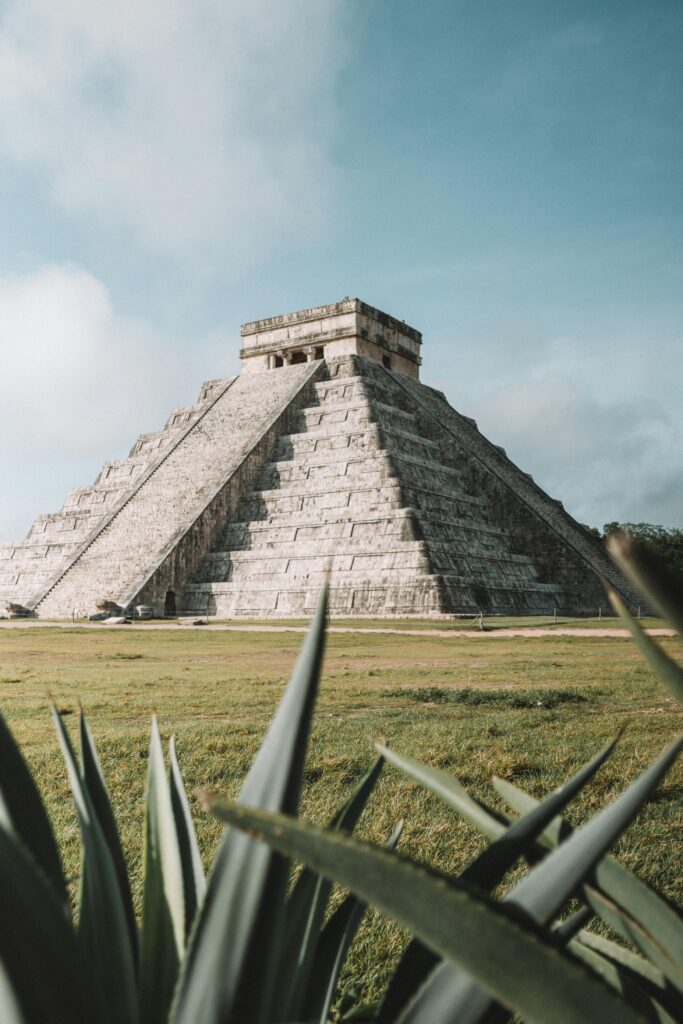 Foto de Alex Azabache: https://www.pexels.com/es-es/foto/piramide-gris-en-el-campo-de-hierba-durante-el-dia-3290068/