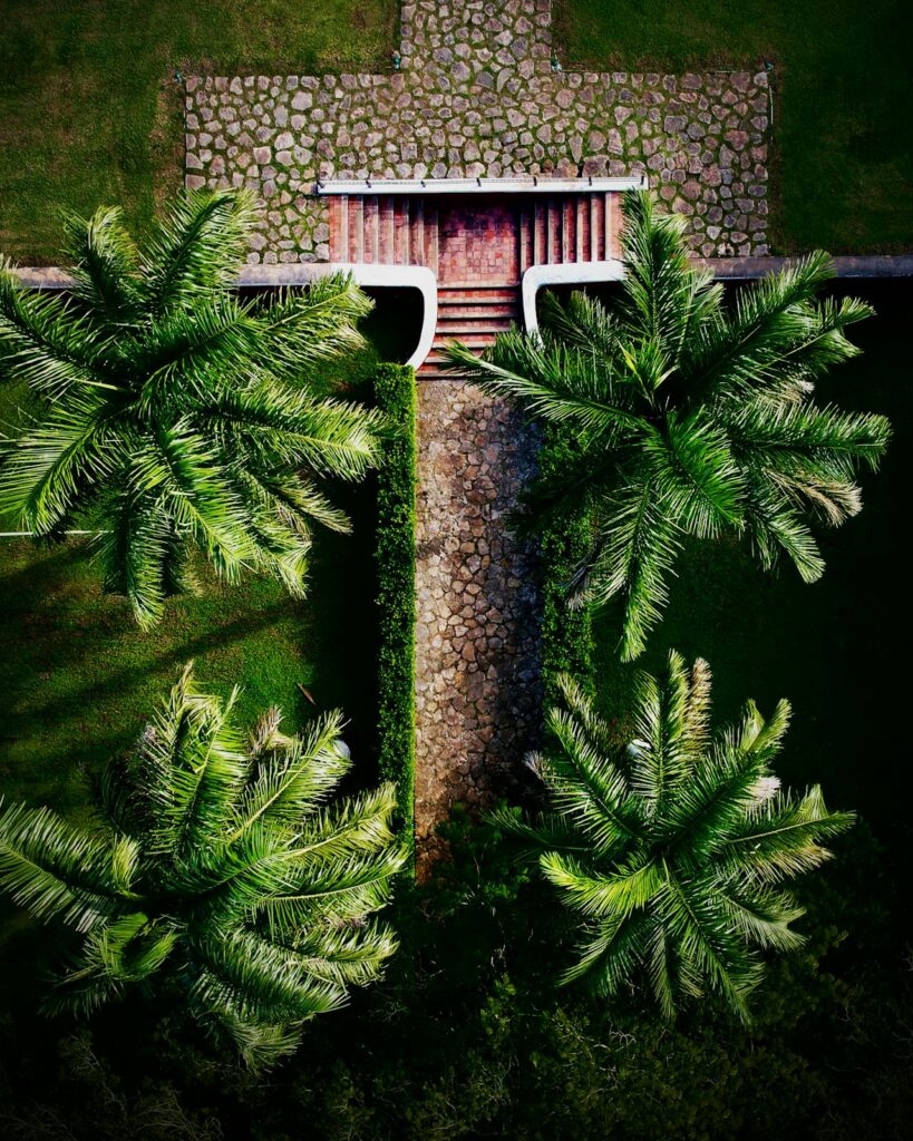 Foto de Luis Flores: https://www.pexels.com/es-es/foto/escaleras-jardin-pavimento-vista-superior-16834452/