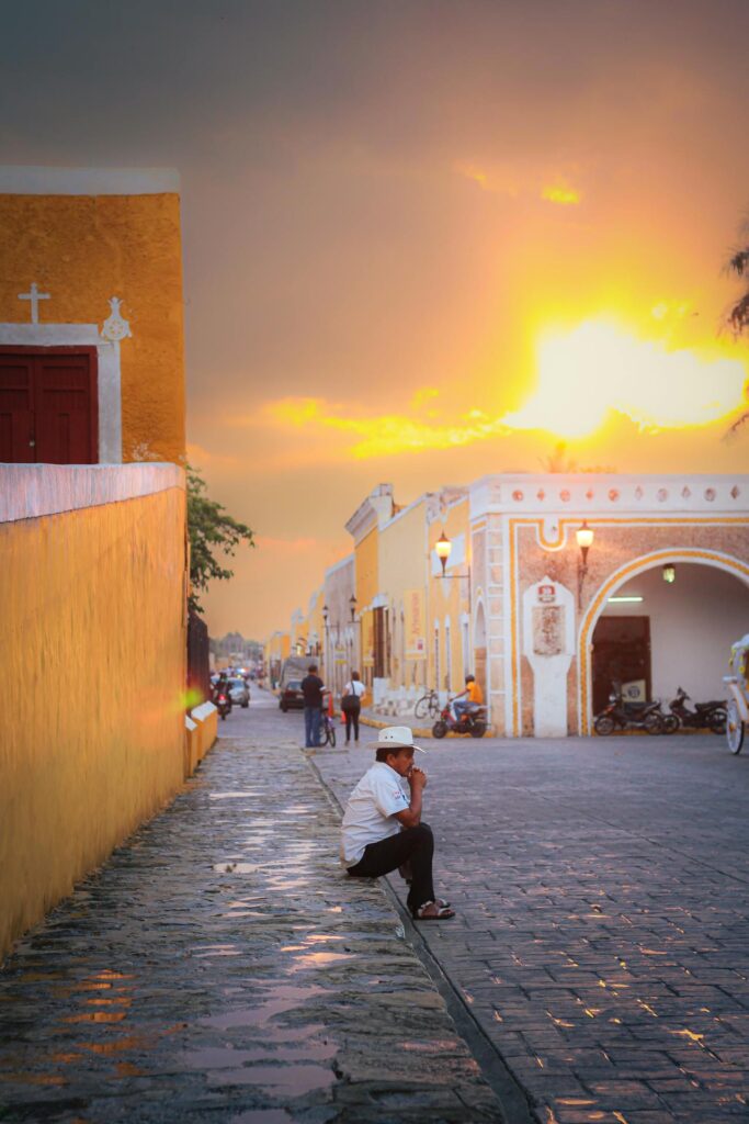 Foto de Israel Humberto: https://www.pexels.com/es-es/foto/amanecer-puesta-de-sol-hombre-sentado-13434268/