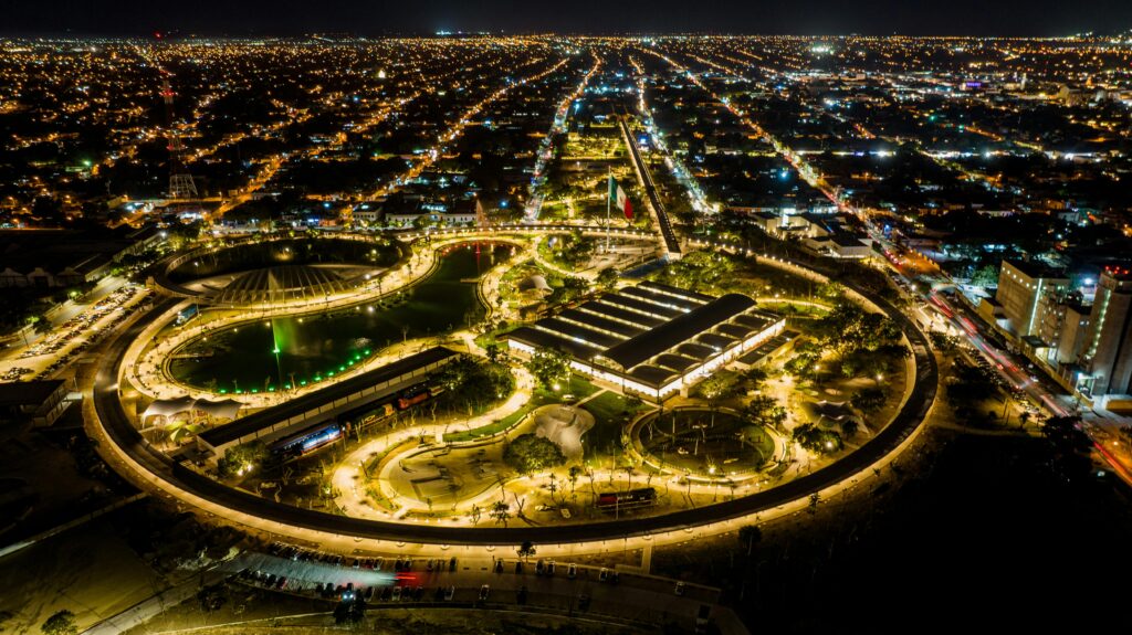 Foto de Carlos Canche Uc: https://www.pexels.com/es-es/foto/vista-aerea-nocturna-de-merida-paisaje-urbano-de-mexico-29889497/