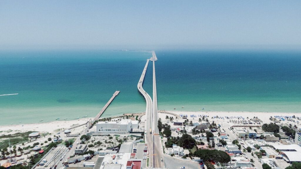 Foto de Carlos Canche Uc: https://www.pexels.com/es-es/foto/vista-aerea-del-muelle-de-progreso-en-mexico-29831643/