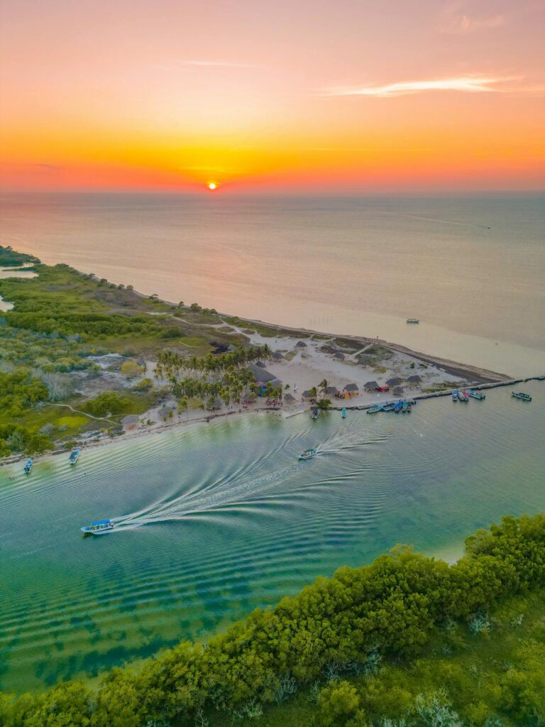 Foto de María Regina Díaz: https://www.pexels.com/es-es/foto/puesta-de-sol-bahia-barcos-costa-18971350/