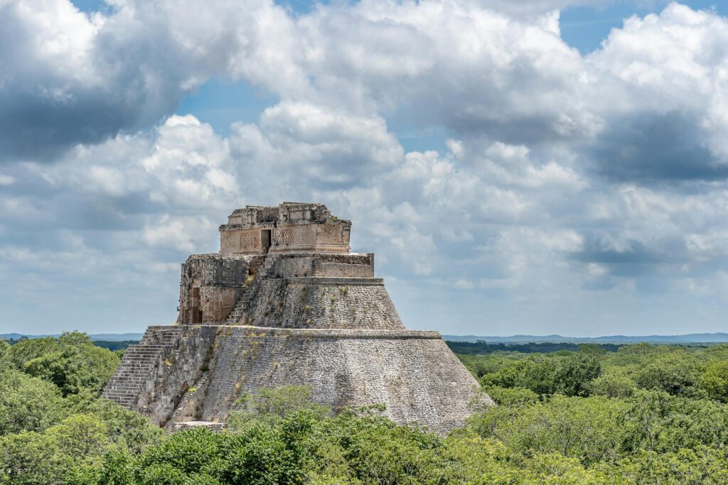 Foto de Mike van Schoonderwalt: https://www.pexels.com/es-es/foto/nubes-arboles-atraccion-turistica-yucatan-5484581/
